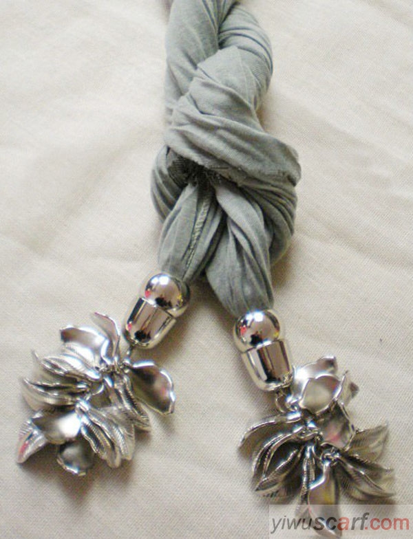 Ladies pendant Scarf