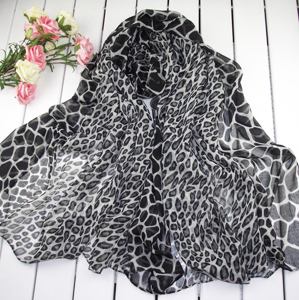 johnstons Paris Yarn leapord scarf