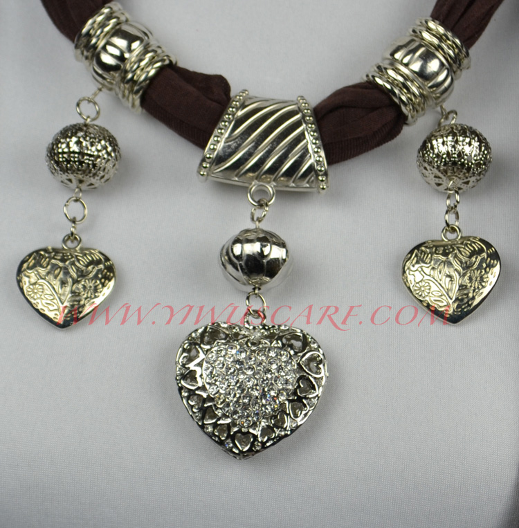 Canada pendant scarves