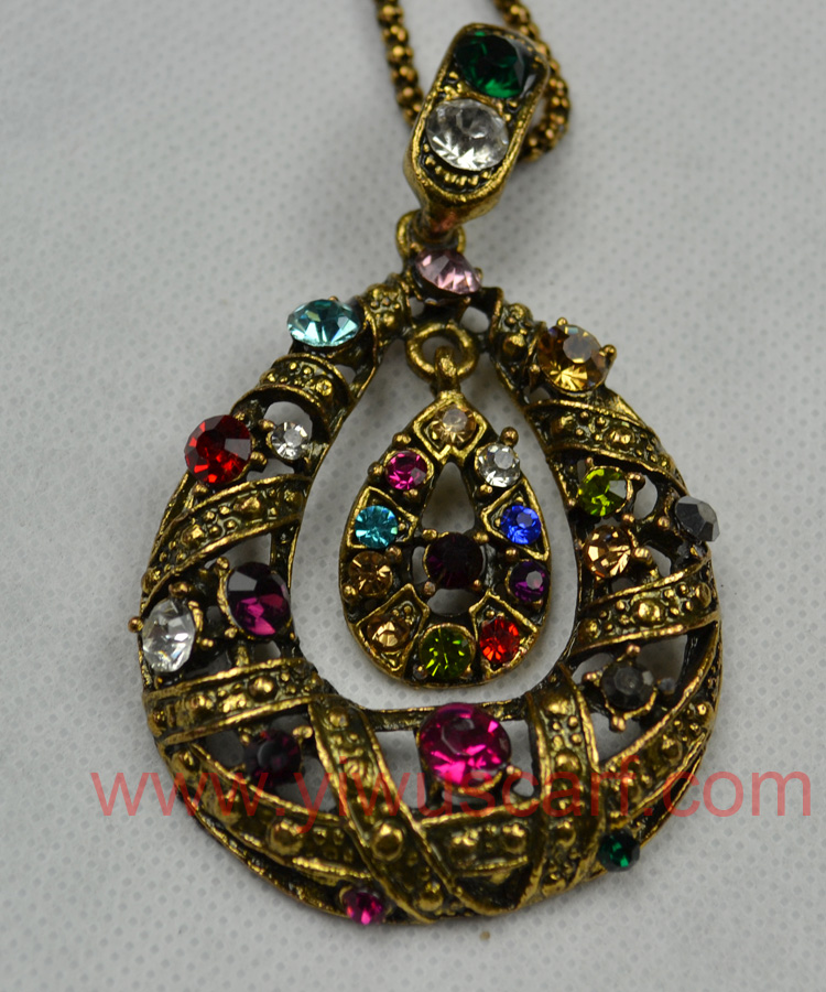Retro fashion pendant scarf