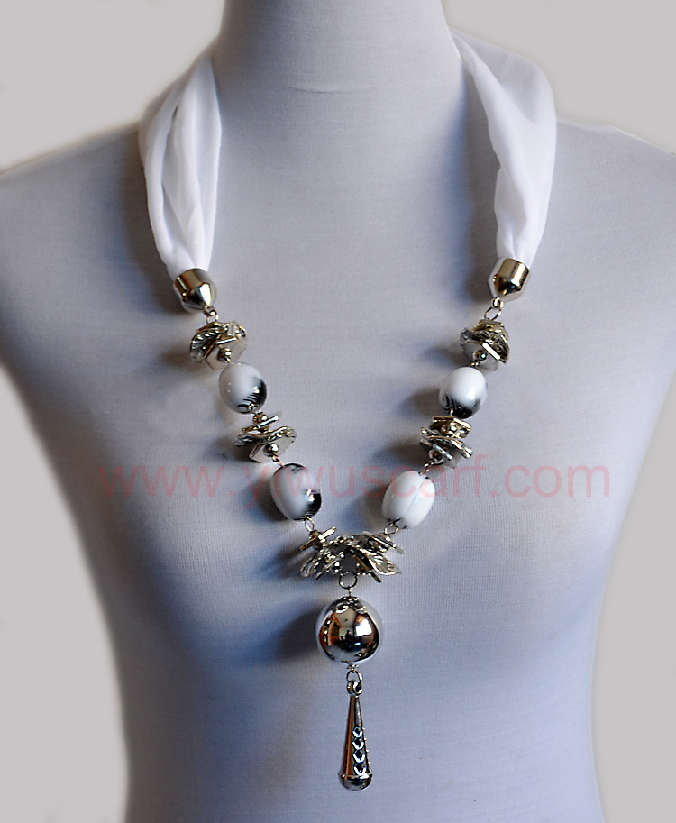 Pendant Scarf with Circle Pendant