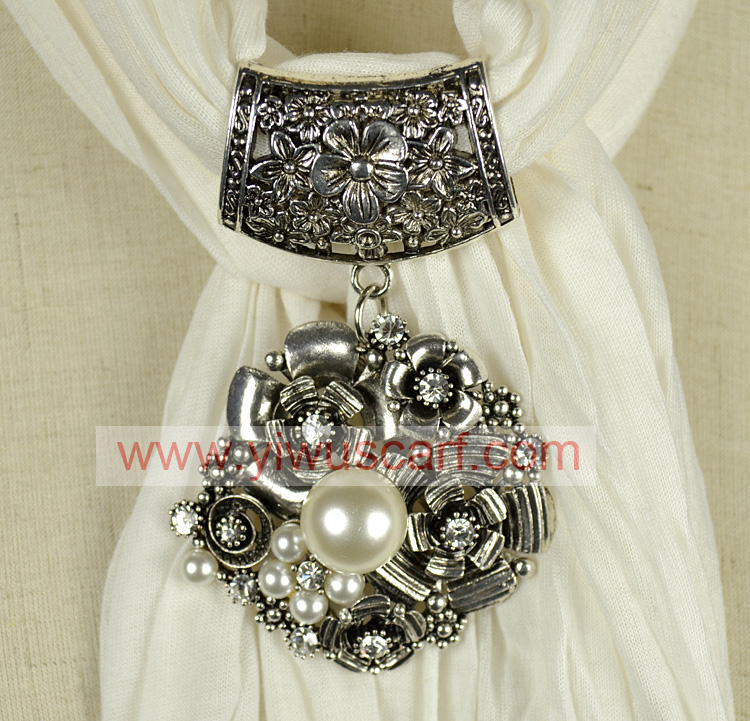 Pearl alloy pendant scarf