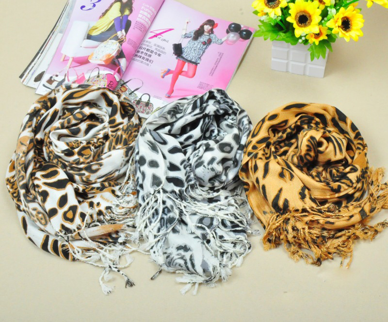 2013 new popular leopard cotton scarf for winter
