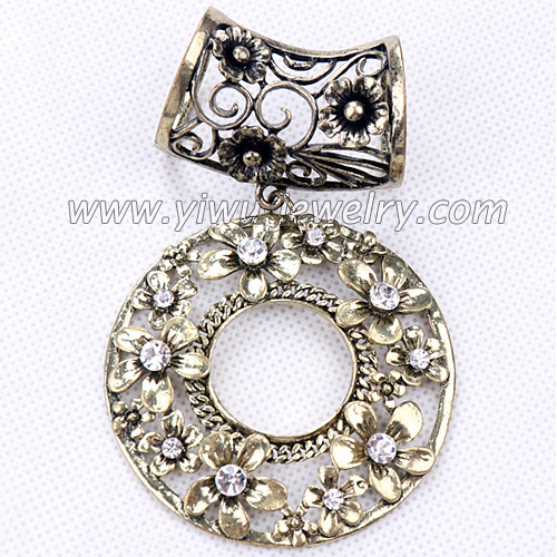 Flower shaped rhinestone gold pendant 