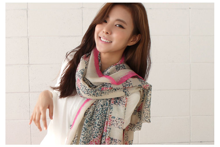 Leopard fashion female models plaid scarves