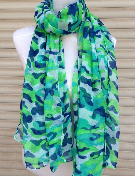 Camouflage Paris yarn ruffle scarf