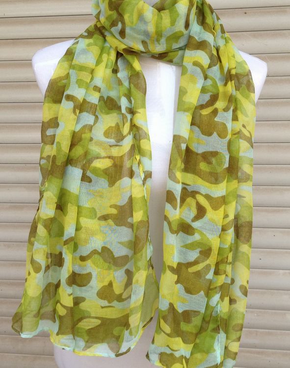 Camouflage Paris yarn ruffle scarf