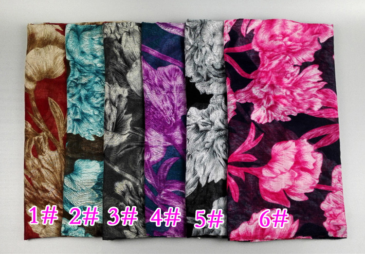 Viscose neck scarf with large flowers