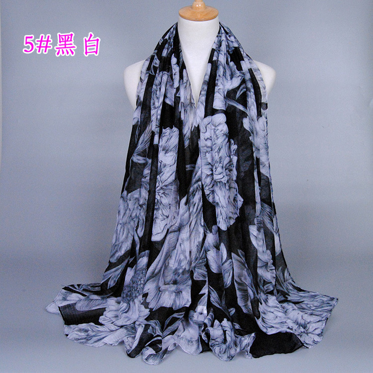 Viscose neck scarf with large flowers