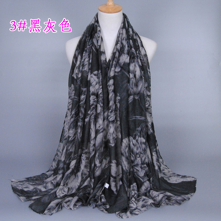 Viscose neck scarf with large flowers