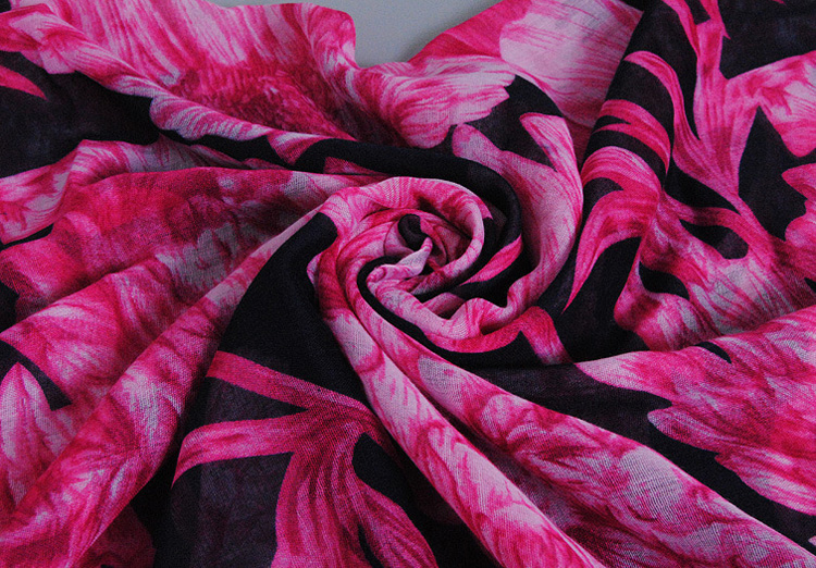 Viscose neck scarf with large flowers