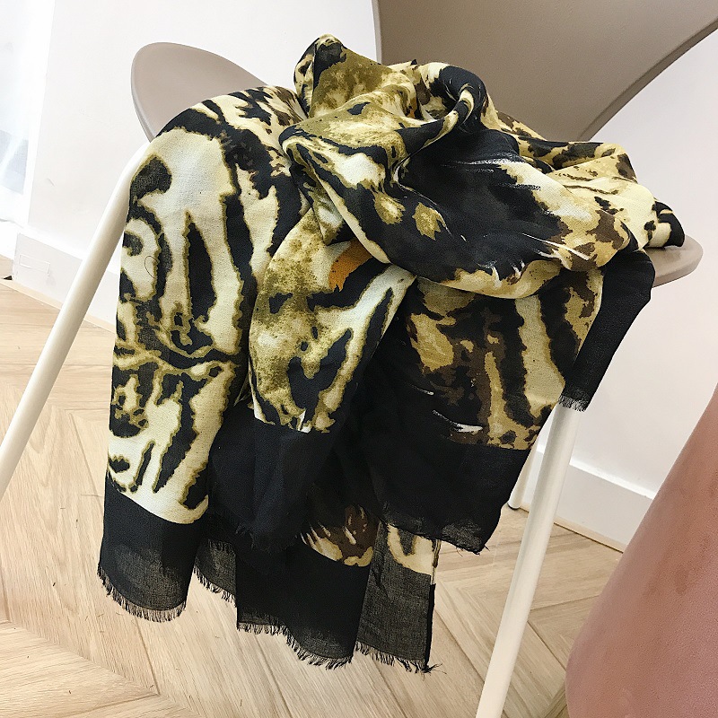Wholesale Leopard cotton scarf woman fringed shawl