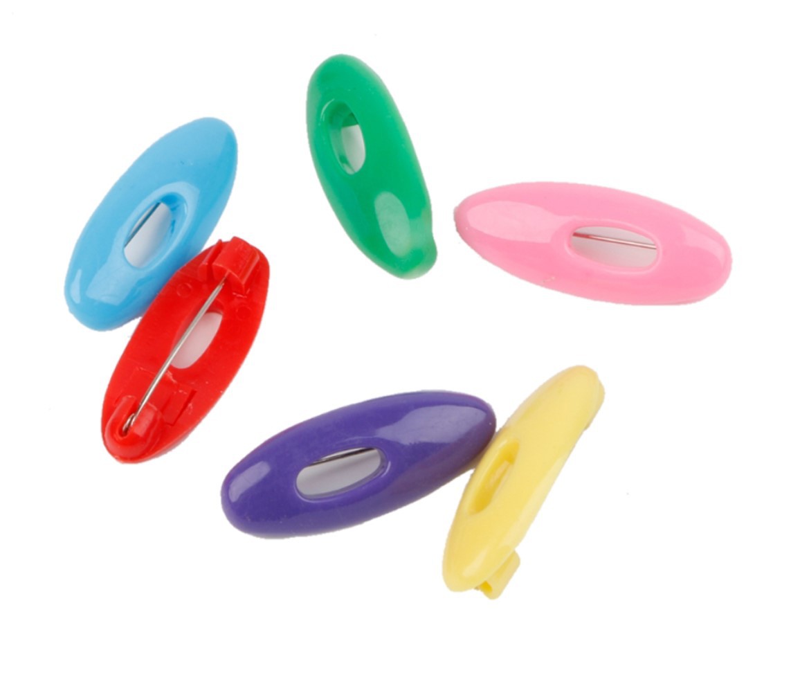 Safety pin head scarf buckle