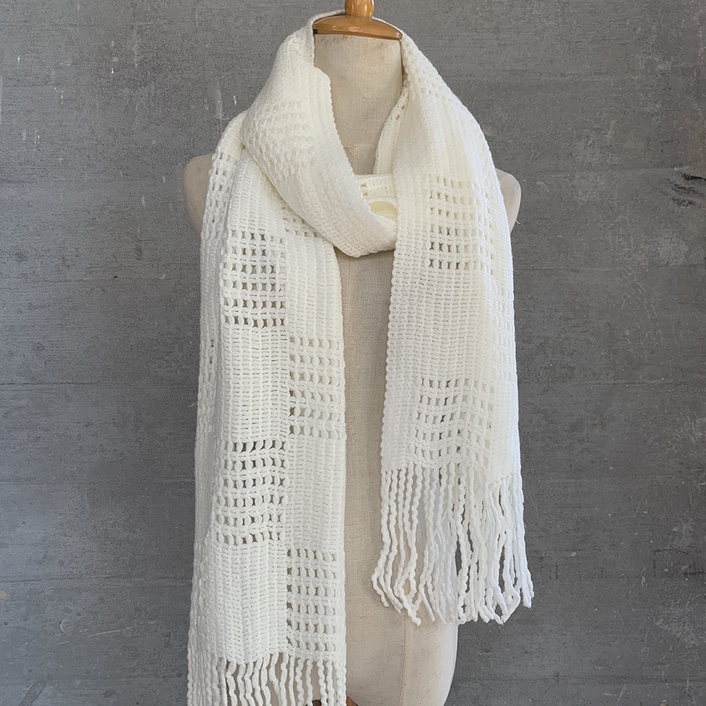 Monochrome warm mesh scarf