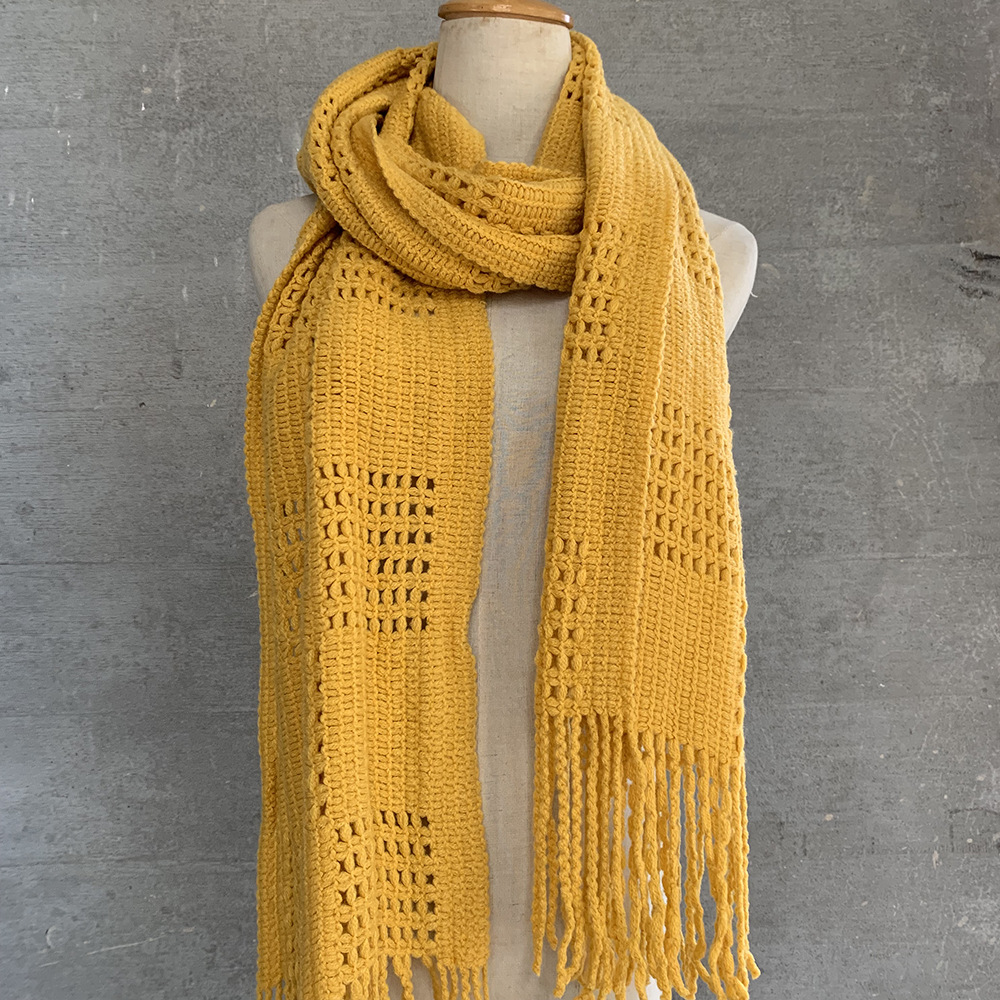 Monochrome warm mesh scarf