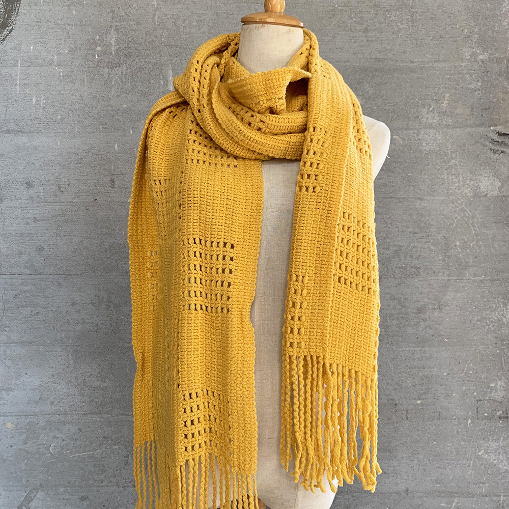 Monochrome warm mesh scarf