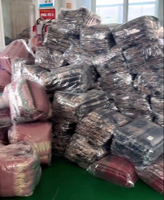 6000 Knitted Plaid Scarves From Factory to US Shipping