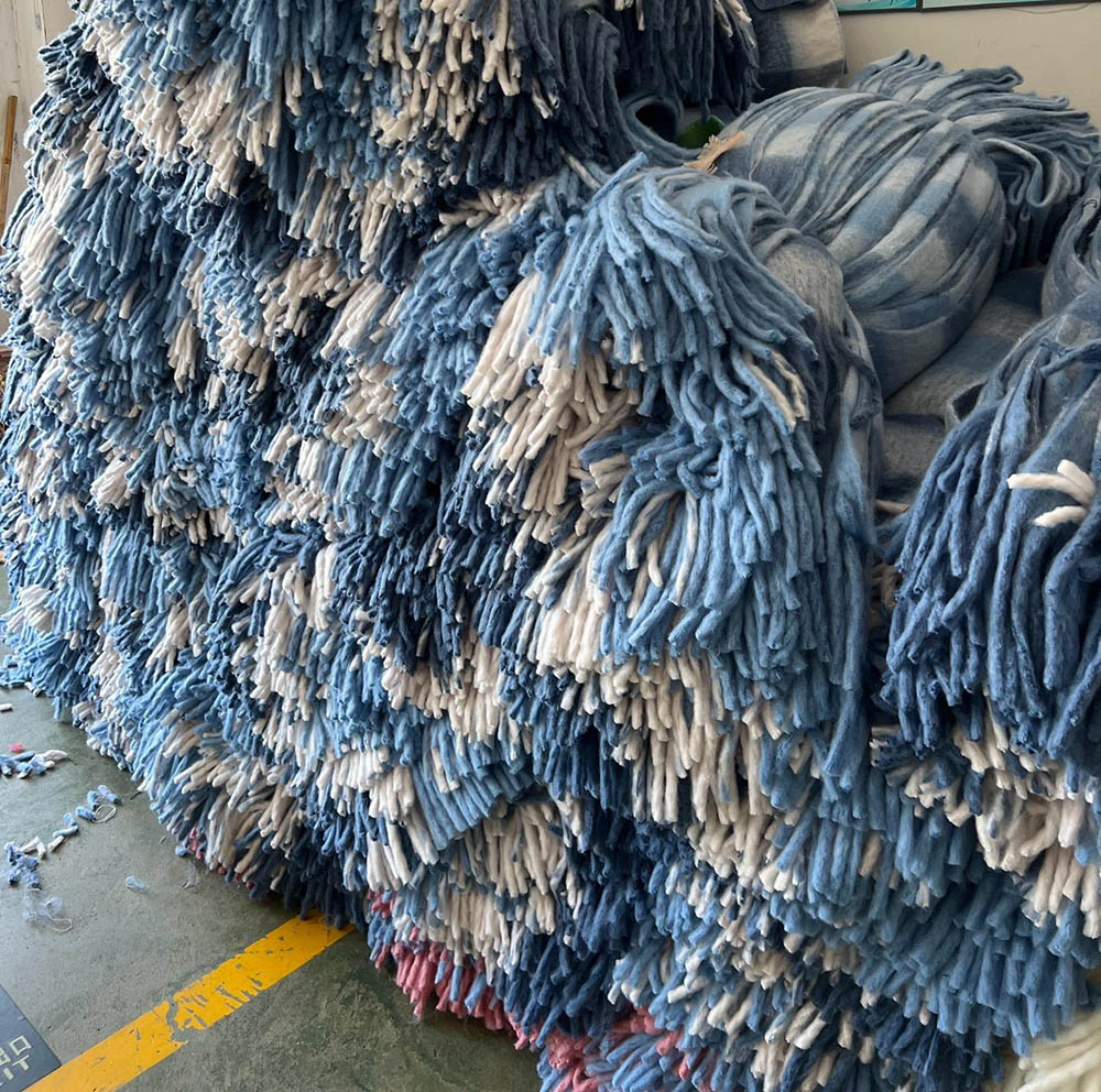 6000 knitted scarves sent to French scarf wholesale store