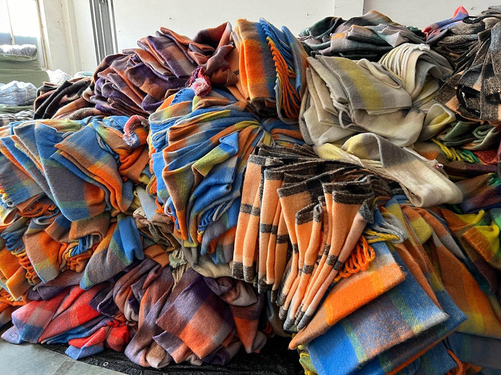 6000 knitted scarves sent to French scarf wholesale store