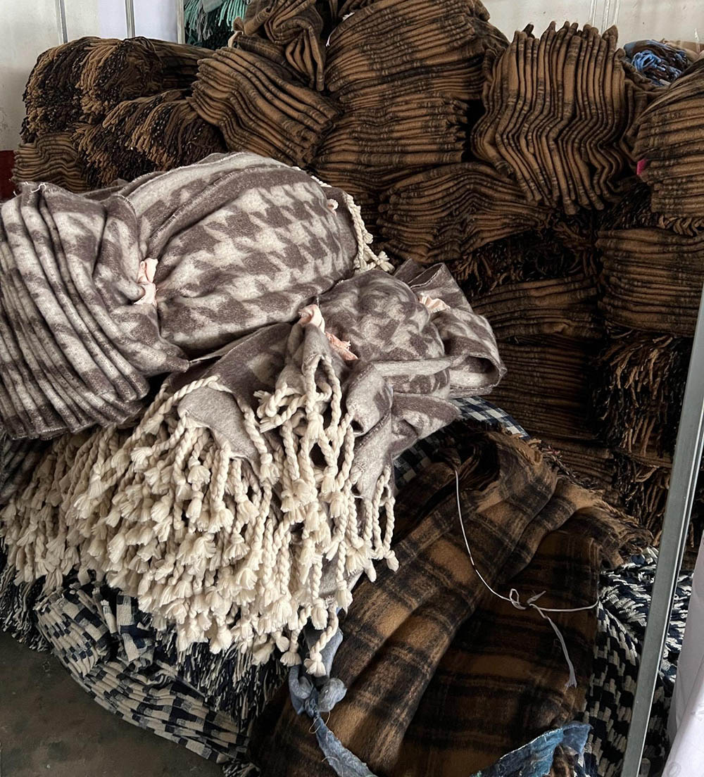 6000 knitted scarves sent to French scarf wholesale store