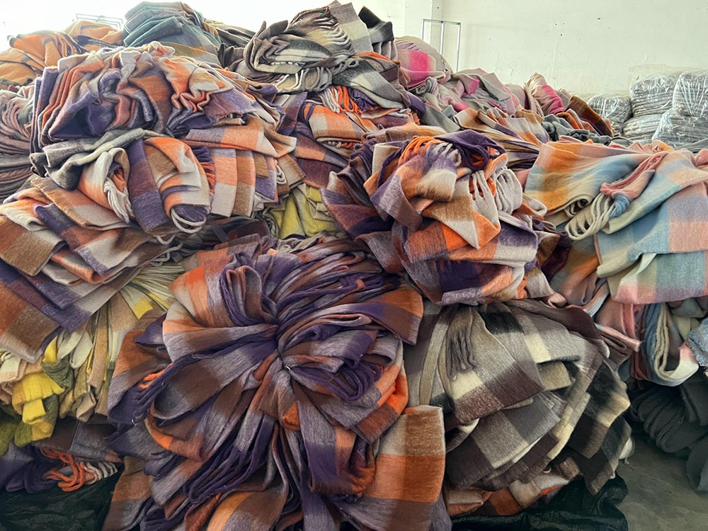 6000 knitted scarves sent to French scarf wholesale store