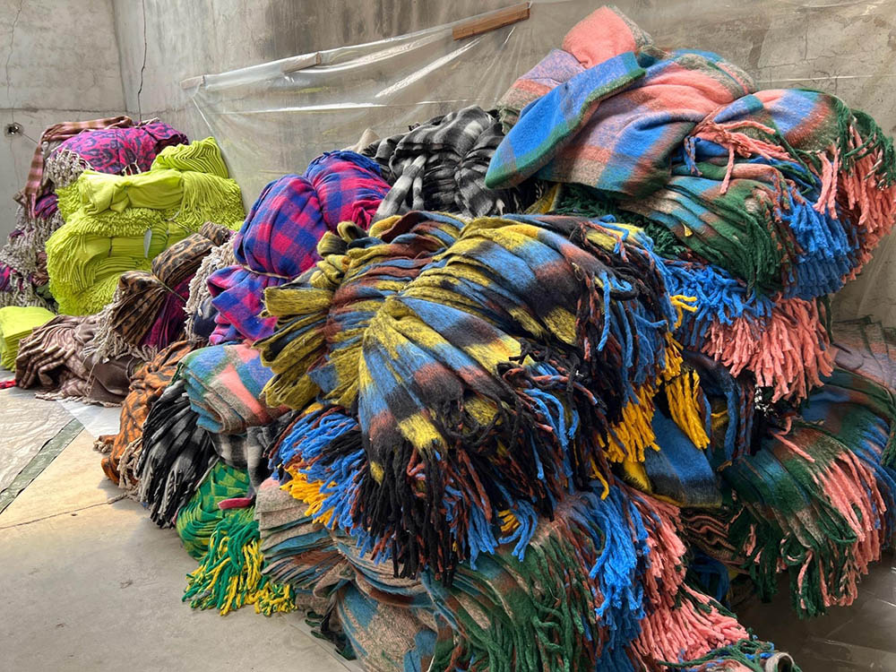6000 cashmere scarves shipped to Canadian scarf wholesale stores