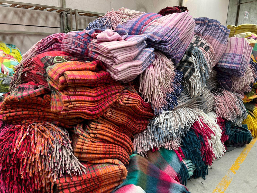 6000 cashmere scarves shipped to Canada scarf wholesale stores
