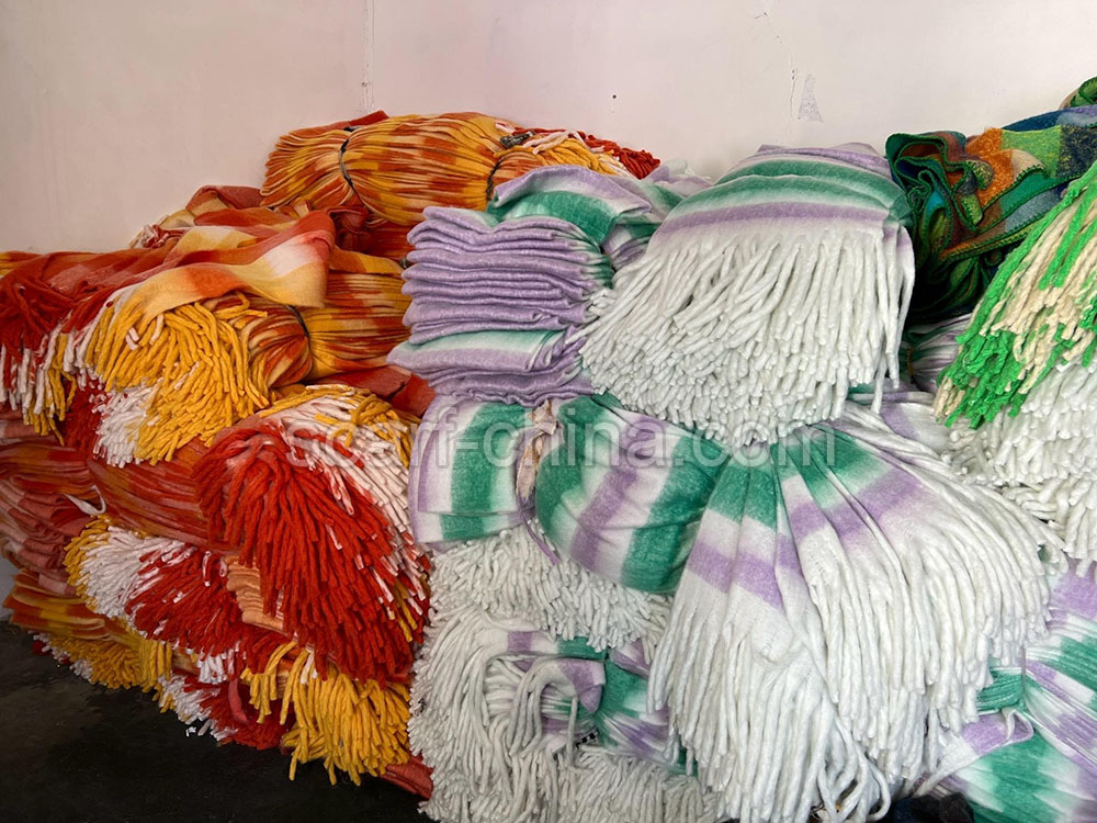 3000 knitted scarves shipped to Kenyan scarf shop