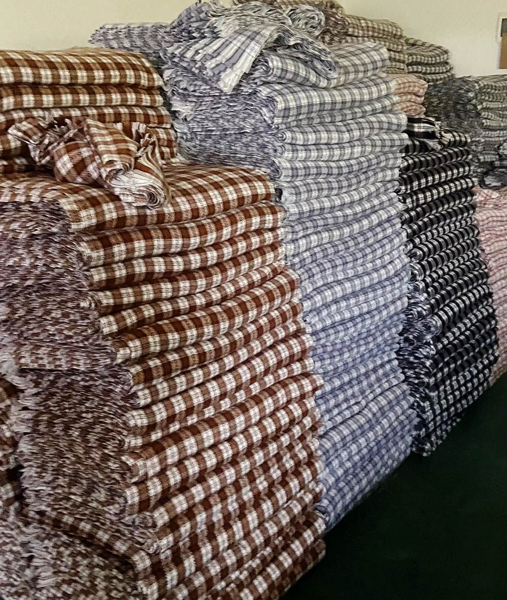 5000 plaid cashmere scarves shipped to the Canada scarf store