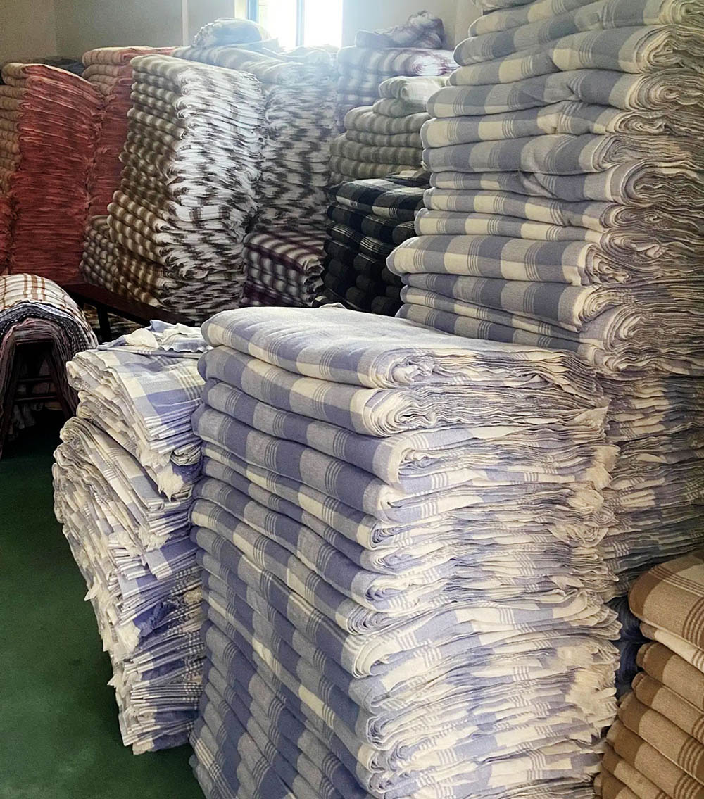5000 plaid cashmere scarves shipped to the Canada scarf store