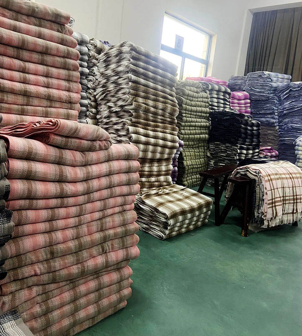 5000 plaid cashmere scarves shipped to the Canada scarf store