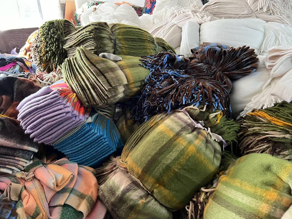 5000 cashmere scarves shipped to Italian scarf wholesalers