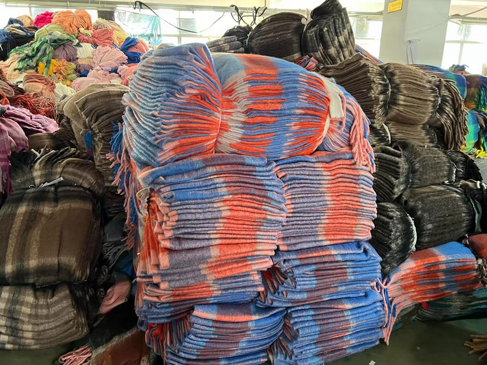 5000 cashmere scarves shipped to Italian scarf wholesalers