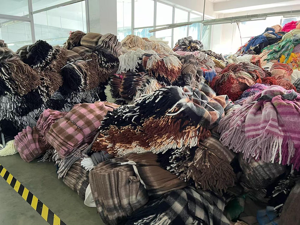 5000 cashmere scarves shipped to Italian scarf wholesalers