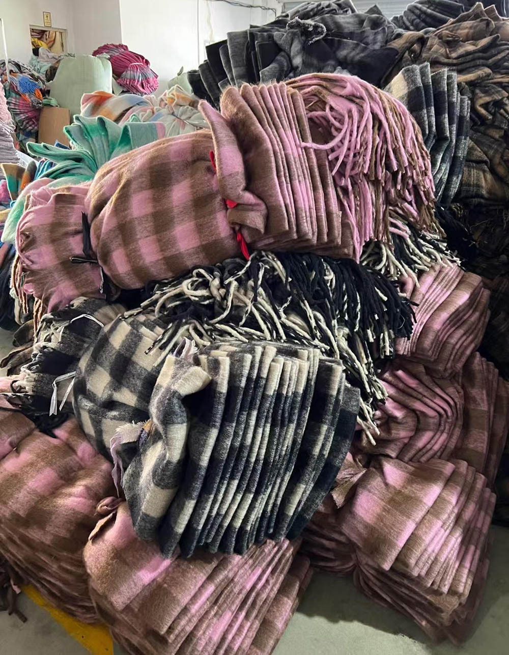 4000 cashmere scarves shipped to American scarf stores