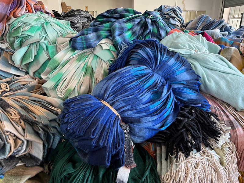 3000 cashmere scarves shipped to Russian scarf store