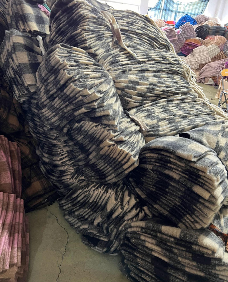 3000 cashmere scarves shipped to Russian scarf store