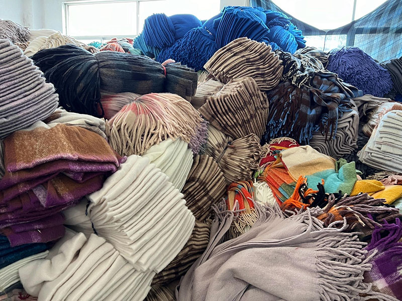 3000 cashmere scarves shipped to Russian scarf store