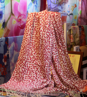 Female lip print pattern wood scarf wholesale