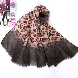 Color matching hairy Muslim rumpled leopard scarf