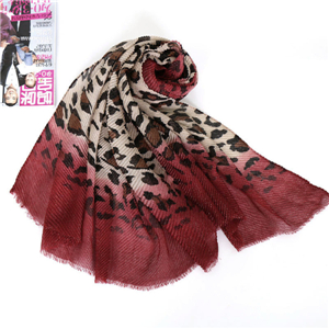 Color matching hairy Muslim rumpled leopard scarf