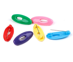 Safety pin head scarf buckle