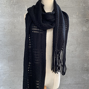 Monochrome warm mesh scarf