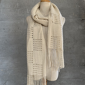 Monochrome warm mesh scarf