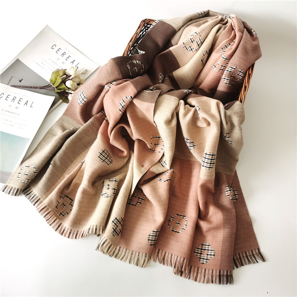 Wholesale double sided jacquard clover shawl warm scarf supplier
