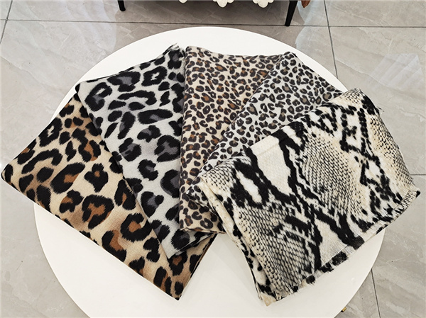 Classic leopard pattern warm scarf wholesale womens imitation cashmere fur edge shawl
