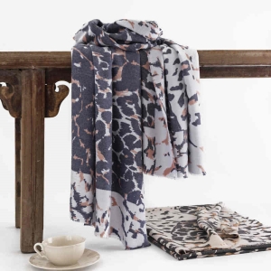 Leopard print scarf female Europe the United States fashion commuter neck cold neck scarf light luxury wind warm shawl