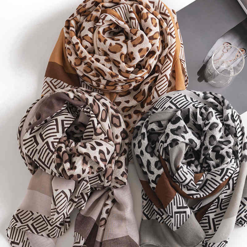2023 new European n leopard print Bali yarn imitation silk scarves printed scarves scarves ladies sunscreen beach towel