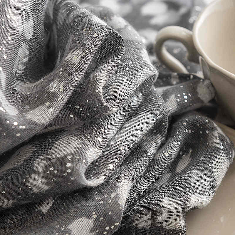 Spring 2023 new holiday folk style neck scarf art printing hot diamond personality warm scarf