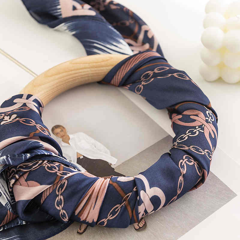 Retro printed imitation silk scarves fashionable commuter scarf elegant professional wear sunscreen scarf